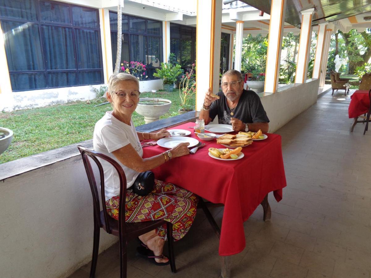 Saranga Holiday Inn Wellawaya Buitenkant foto